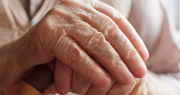 Scientists Believe Alzheimer’s May Be Contagious In Rare Cases