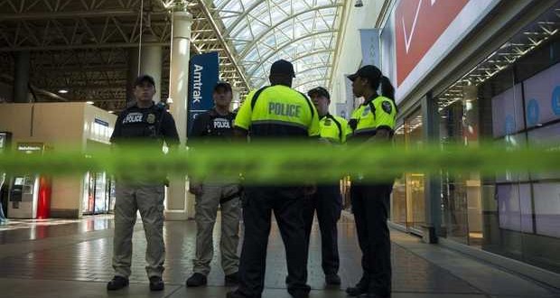 Union Station Shooting : Security guard shoots man who stabbed woman (Video)