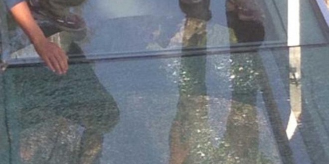 Glass walkway ‘cracks under tourists’ feet in China’ (Video)
