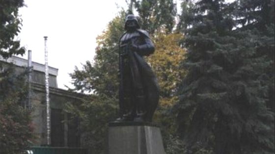 Lenin statue given Darth Vader makeover “Video”