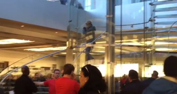 Apple Store: Man Swinging Samurai Sword Arrested (Video)