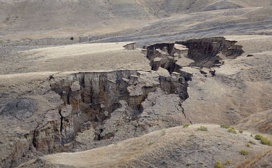 Massive crack appears in Wyoming mountains (Photo)