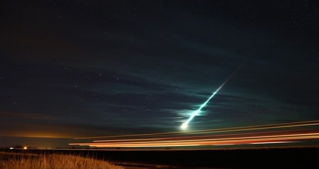 Meteor tail lights up Saskatchewan. sky (Photo)