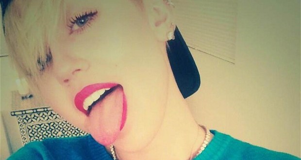 Miley Cyrus worries fans with new selfie (Photo)