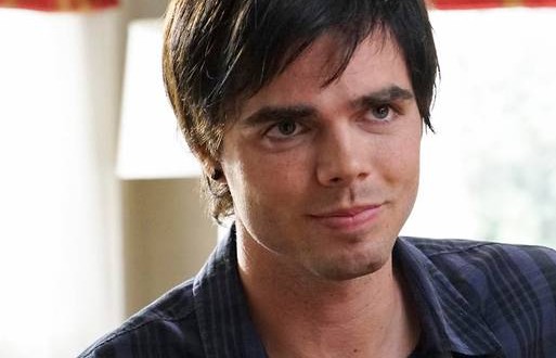 Reid Ewing: Modern Family Star Nonchalantly Reveals He's Gay Via Twitter