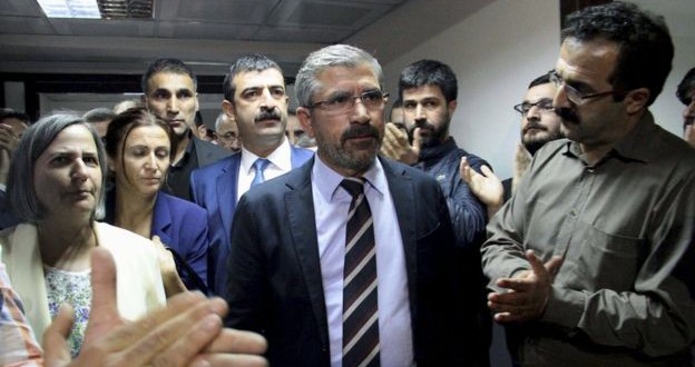 Tahir Elci: Prominent pro-Kurdish lawyer killed in Turkey