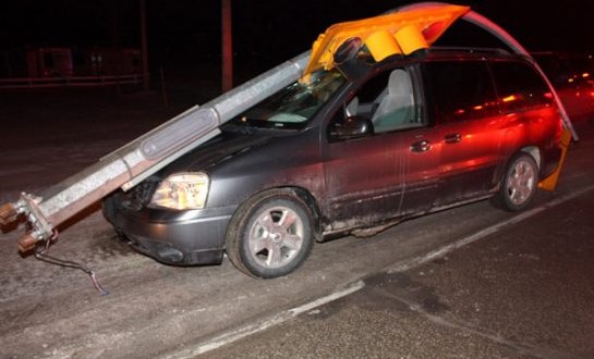 Drunk Manitoba man smacks Headingley traffic light, drives 1 km with pole on hood