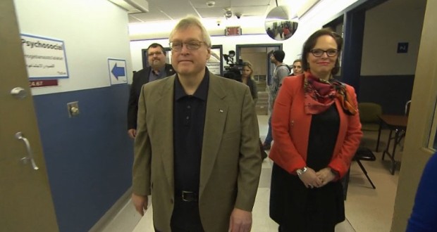 Quebec Health minister greets refugees at Montreal health clinic