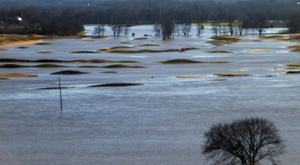 Illinois: Levee breaks threaten more homes in Midwest, cleanup could take weeks
