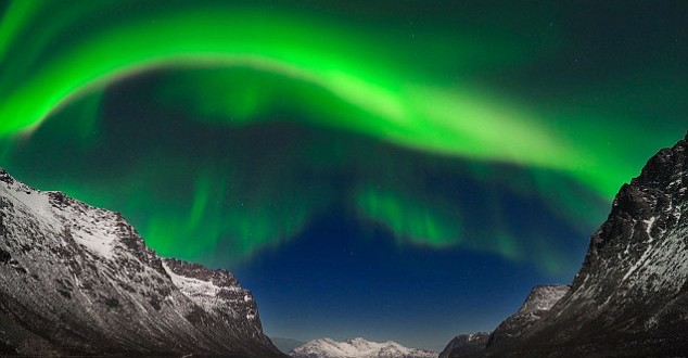 Stunning Northern Lights outshine NYE fireworks (Picture)