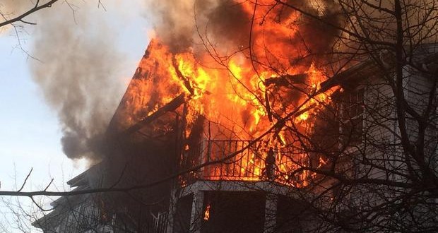 Cops catch girl who leaped off balcony to escape condo fire (Video)