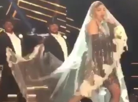 Madonna’s embarrassing wardrobe malfunction (Video)