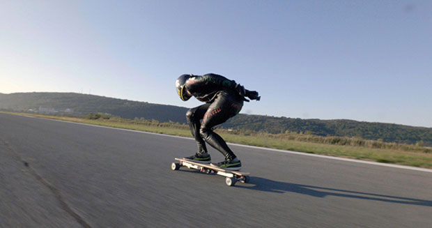 Man on Electric Skateboard Sets Guinness World Record (Video)