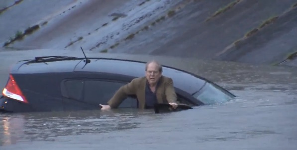 Man Trapped in Sinking Car Rescued by TV Reporter (Video)