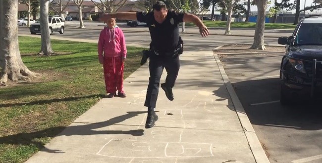 Police officer plays hopscotch with 11-year-old homeless girl “Video”