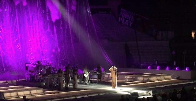 Rihanna dedicates performance to Prince, Watch Emotional Video