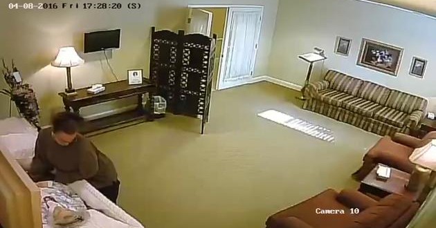 Woman steals ring from corpse in funeral home (Video)