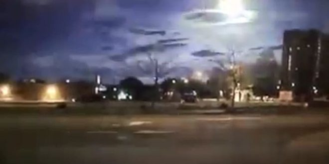Meteor shower caught on police dashcam in new england sky (Video)