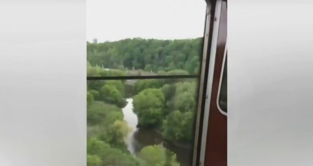 TTC train crosses Don Valley with door wide open (Video)