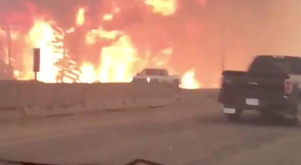 Wildfire destroys homes in Fort McMurray, Affects 80000 People (Video)