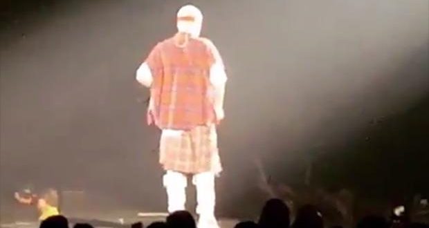 Justin Bieber falls off stage during concert (Video)