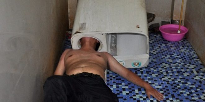 Man gets head stuck in washing machine (Photo)