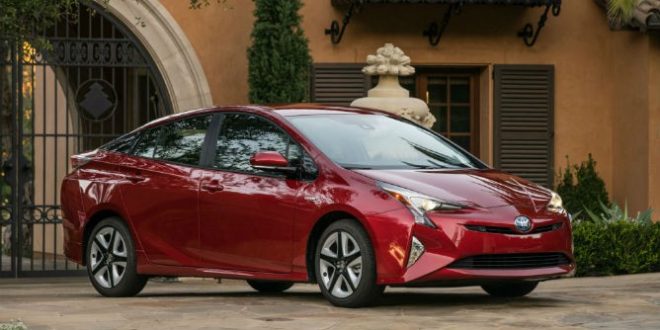 2016 Toyota Prius C: Fuel-Efficient Hybrid Powertrain (Video)