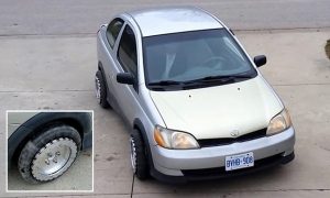 Canadian inventor installs omnidirectional wheels on regular car (Video)