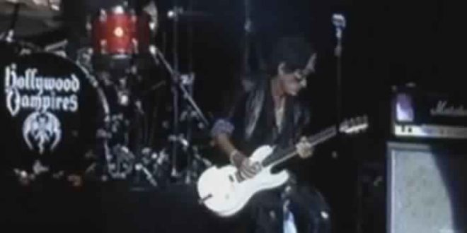 Guitarist Joe Perry collapses on stage during performance (Video)