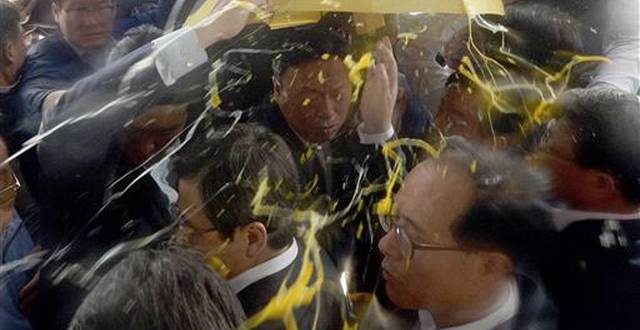 Hwang Kyo-ahn: South Korean prime minister pelted with eggs by protesters