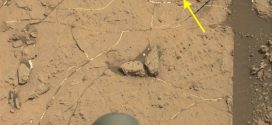 NASA's Curiosity finds small meteorite on Mars (Photo)