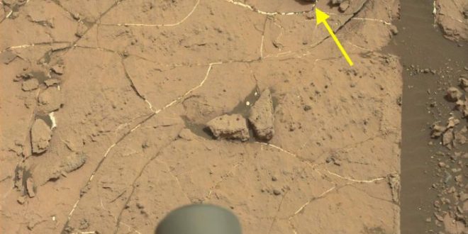 NASA's Curiosity finds small meteorite on Mars (Photo)