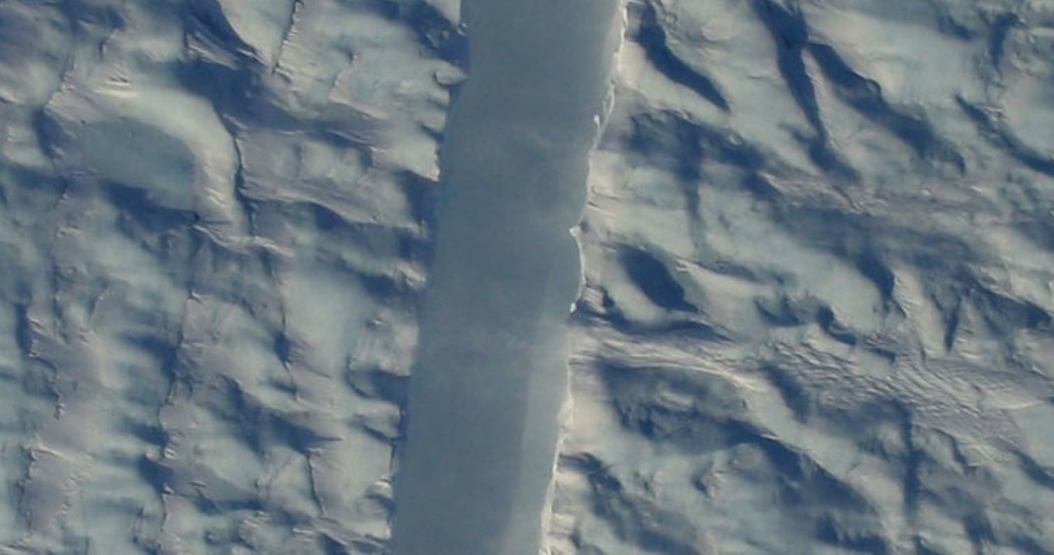 NASA finds crack in middle of Greenland's biggest glaciers (Photo