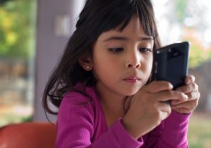 Youngsters using smartphones lose out on sleep, Says New Study