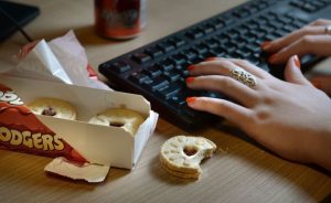 Turn off TV while eating to lose weight, Says New Study