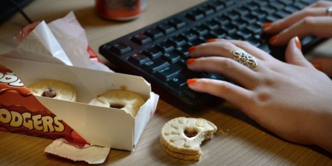 Turn off TV while eating to lose weight, Says New Study