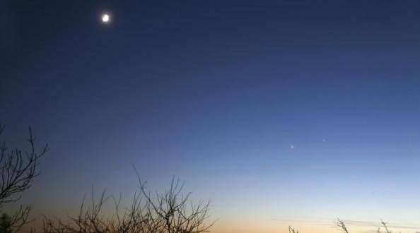 Jupiter and Venus visible to the naked eye (Watch)