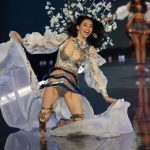 Model Ming Xi Falls During VS Fashion Show 2017 (Video)