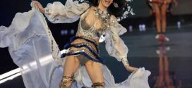 Model Ming Xi Falls During VS Fashion Show 2017 (Video)