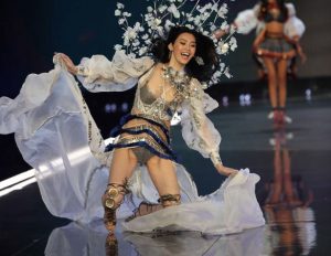 Model Ming Xi Falls During VS Fashion Show 2017 (Video)