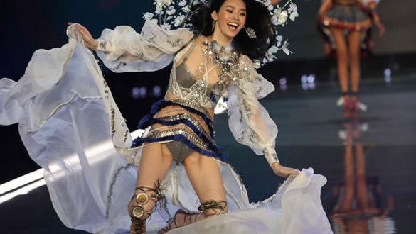 Model Ming Xi Falls During VS Fashion Show 2017 (Video)