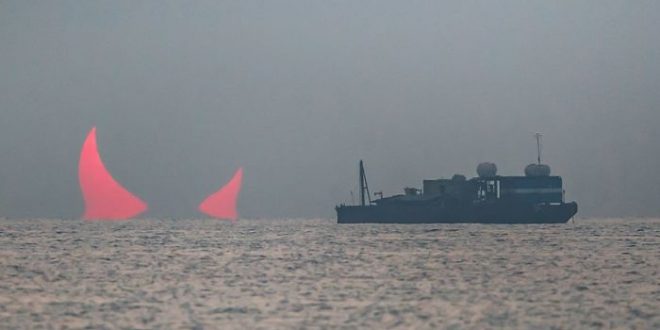 Sunrise devil horns, incredible shot of sunrise that appears (Photo)